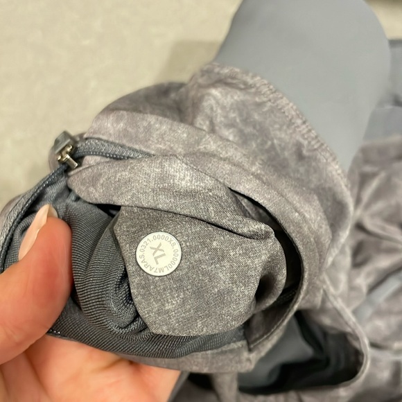 Lululemon Men’s T.H.E. Short 9” inseam - Picture 4 of 6